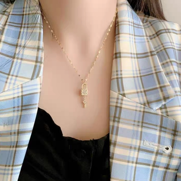 18K Gold "Unlock My Heart" Luxury Inspired Necklace - Picture 3 of 12